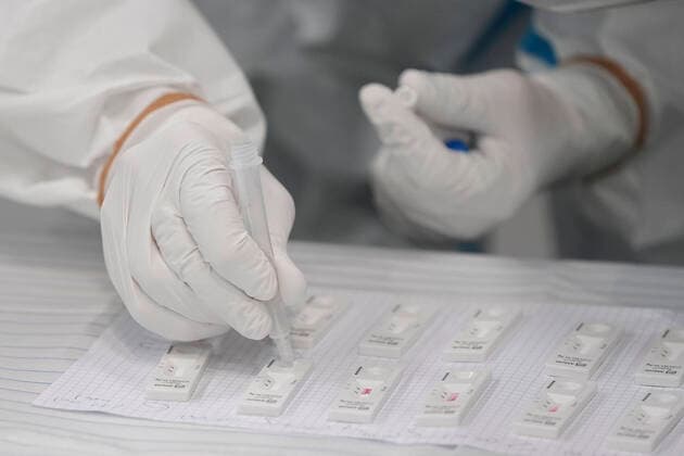 Symbol photo Corona antigen rapid test Symbol photo of the performance of a Corona antigen rapid test by medical personnel Germany