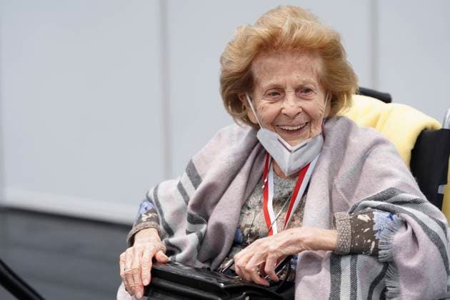 Eroeffnung des Koelner Impfzentrum in der Messe Koeln und erste Impfung Aktuell, 08.02.2021, Koeln. Elisabeth Steubesand die aelteste Koelnerin mit 105 Jahren sehr gut gelaunt und voller Freude bei Ihrer Corona Impfung im Impfzentrum in der Messe Koeln geimpft wurde. Koeln Nordrhein-Westfalen Deutschland *** Opening of the Koelner vaccination center in the fair Koeln and first vaccination current, 08 02 2021, Koeln Elisabeth Steubesand the oldest Koelnerin with 105 years very good-humored and full of joy with your Corona vaccination in the vaccination center in the fair Koeln was vaccinated Koeln North Rhine Westphalia Germany