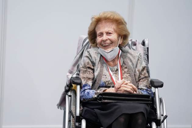 Eroeffnung des Koelner Impfzentrum in der Messe Koeln und erste Impfung Aktuell, 08.02.2021, Koeln. Elisabeth Steubesand die aelteste Koelnerin mit 105 Jahren sehr gut gelaunt und voller Freude bei Ihrer Corona Impfung im Impfzentrum in der Messe Koeln geimpft wurde. Koeln Nordrhein-Westfalen Deutschland *** Opening of the Koelner vaccination center in the fair Koeln and first vaccination current, 08 02 2021, Koeln Elisabeth Steubesand the oldest Koelnerin with 105 years very good-humored and full of joy with your Corona vaccination in the vaccination center in the fair Koeln was vaccinated Koeln North Rhine Westphalia Germany
