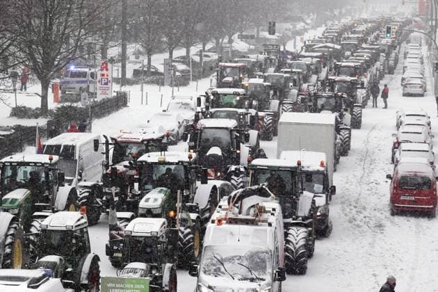 News Bilder des Tages 08.02.2021, Berlin, GER - Landwirte protestieren gegen die Landwirtschaftspolitik der Bundesregierung. (Agrar, Agrarindustrie, Agrarpolitik, Aktivisten, Aufmarsch, Aufmerksamkeit erregen, aussen, Aussenaufnahme, Bauern, Berlin, Coronahilfen, dagegen, Demo, Demonstranten, Demonstration, deutsch, Deutschland, Europa, europaeisch, Frontal, Frontalaufnahme, Gegner, gemeinsam, Grossdemo, Grossdemonstration, Jahreszeit, Kritik, Kritiker, Landmaschinen, Landwirte, Landwirtschaft, laut, Menschen, Personen, Protest, protestieren, Protestzug, QF, Querformat, Strasse, Strassenszene, Traktoren, Trekker, Westeuropa, Winter, Wir haben es satt, Wir haben es satt-Demo, Wir haben es satt-Demonstration, Wirtschaft, zusammen) 210208D214BERLIN.JPG *** 08 02 2