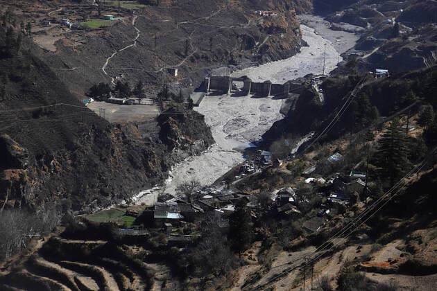 Bilder des Jahres 2021, News 02 Februar News Themen der Woche KW06 (210209) -- NEW DELHI, Feb. 9, 2021 -- Photo taken on Feb. 8, 2021 shows a view of a damaged dam near the Dhauliganga hydro power project after a glacier burst in Chamoli district in India s northern hilly state of Uttarakhand. As many as 24 dead bodies, all men, have been recovered in India s northern hilly state of Uttarakhand till Monday evening, an official at the local disaster management office said. (Str Xinhua) INDIA-UTTARAKHAND-GLACIER BURST Stringer 