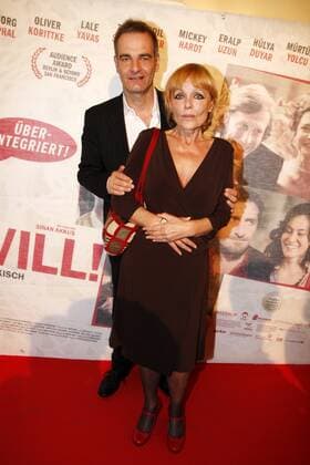FilmPremiere Evet, ICH WILL ! Heinrich Schafmeister mit Ingeborg Westphal beim roten Teppich zur Film Premiere von Evet, ICH WILL ! im DELPHI Filmpalast in der Kantstrasse in Berlin Copyright: IMAGO. Mueller 21.09.2009 IMAGO. Foto & News Agentur Berlin Henry H. Herrmann *** FilmPremiere Evet, ICH WILL Heinrich Schafmeister with Ingeborg Westphal at the red carpet for the film premiere of Evet, ICH WILL at the DELPHI Filmpalast in Kantstrasse in Berlin Copyright IMAGO Mueller 21 09 2009 IMAGO Foto News Agentur Berlin Henry H Herrmann Copyright: xEventpressxMuellerx