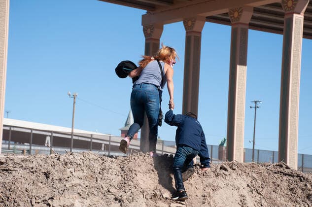Mexico: New crisis migration A Central American woman and her son cross the Rio Grande to surrender to the border patrol at the Texas United States crossing, moments later another family crossed with the intention of requesting political asylum in the United States. Juarez Chihuahua Mexico Copyright: DavidxPeinado