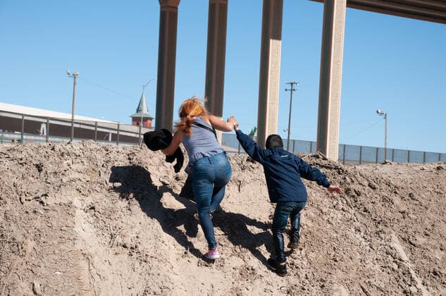 Mexico: New crisis migration A Central American woman and her son cross the Rio Grande to surrender to the border patrol at the Texas United States crossing, moments later another family crossed with the intention of requesting political asylum in the United States. Juarez Chihuahua Mexico Copyright: DavidxPeinado