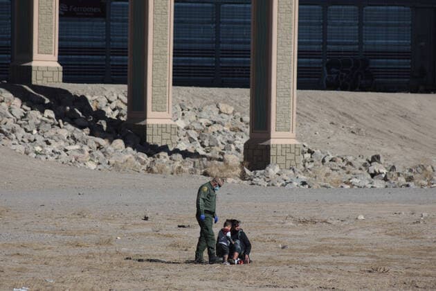 Mexico: New crisis migration A Central American woman and her son cross the Rio Grande to surrender to the border patrol at the Texas United States crossing, moments later another family crossed with the intention of requesting political asylum in the United States. Juarez Chihuahua Mexico Copyright: DavidxPeinado