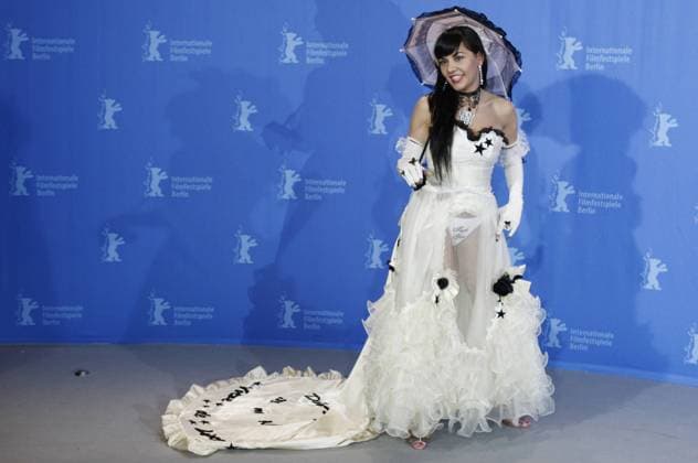 Berühmte Feministinnen, Lady Bitch Ray Berlinale Photocall Chiko Reyhan Sahin mit durchsichtigem fuck you kleid beim Photocall zu - Chiko - , 58. Internationale Filmfestspiele Berlin, Berlinale, Copyright: IMAGO. Radke 09.02.2008Reyhan Sahin alias Rapperin Lady Bitch Ray *** Local Caption *** IMAGO. *** Berlinale Photocall Chiko Reyhan Sahin with transparent fuck you dress at the Photocall for Chiko , 58 Berlin International Film Festival, Berlinale, Copyright IMAGO Radke 09 02 2008Reyhan Sahin aka Rapper Lady Bitch Ray Local Caption IMAGO Copyright: xEventpress Radkex