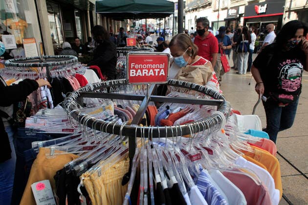 February 9, 2021, Mexico City, Mexico City, Mexico: A person looks clothes of a store that offer their outside service, after closed several days due red alert by Covid. The Mexican Government allowed the reopening of stores, some shops make outside sell to prevent crowd of people, as an attempt to prevent spread of the Virus February 9, 2021 in Mexico City, Mexico Mexico City Mexico - ZUMAe321 20210209_zia_e321_026 Copyright: xAngelxMoralesxRizox