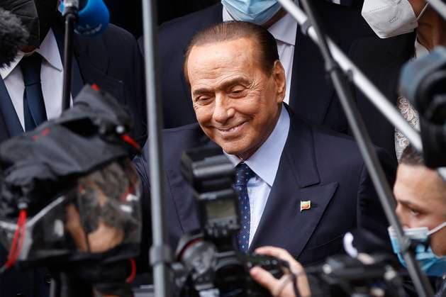 February 9, 2021, Rome, Italy: Italy s former Prime Minister and leader of the right-wing party Forza Italia SILVIO BERLUSCONI surrounded by journalists as he arrives at Montecitorio Palace for talks on forming a new government. Second round of meetings for the designated-prime minister M. Draghi. Rome Italy - ZUMAl169 20210209_zip_l169_004 Copyright: xVincenzoxLivierix
