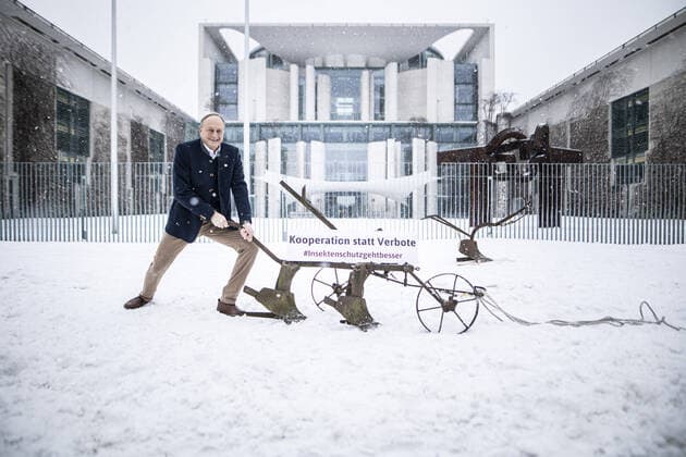 Bilder des Jahres 2021, News 02 Februar News Themen der Woche KW06 News Bilder des Tages Joachim Rukwied, Praesident des Deutschen Bauernverbandes (DBV), aufgenommen bei einer Protestaktion gegen das Insektenschutzgesetz vor dem Bundeskanzleramt in Berlin, 10.02.2021. Berlin Deutschland *** Joachim Rukwied, President of the German Farmers Association DBV , photographed at a protest against the insect protection law in front of the Federal Chancellery in Berlin, 10 02 2021 Berlin Germany Copyright: xFlorianxGaertner photothek.dex