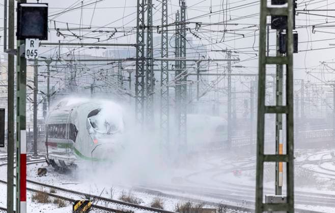 News Themen der Woche KW06 News Bilder des Tages Winter im Hauptbahnhof Stuttgart. Schnee bedingt kommt es zu Verspätungen und Zugausfällen. DEU, Deutschland, Baden-Württemberg, Stuttgart, 10.02.2021. *** Winter at Stuttgart main station due to snow delays and train cancellations DEU, Germany, Baden Württemberg, Stuttgart, 10 02 2021