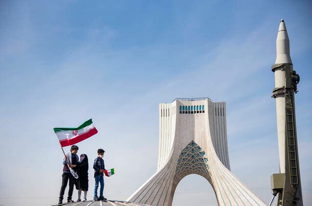 Bilder des Jahres 2021, News 02 Februar News Themen der Woche KW06 News Bilder des Tages Iran: 42nd anniversary of victory of the Islamic Revolution Iran-made Qiam liquid fueled, short-range surface-to-Surface ballistic missile is pictured in the Azadi (Freedom) square during a rally to commemorate the 42nd Victory anniversary of the Islamic Revolution, that held with motorcycles amid the COVID-19 outbreak in Iran. Tehran Tehran Iran Copyright: SobhanxFarajvan