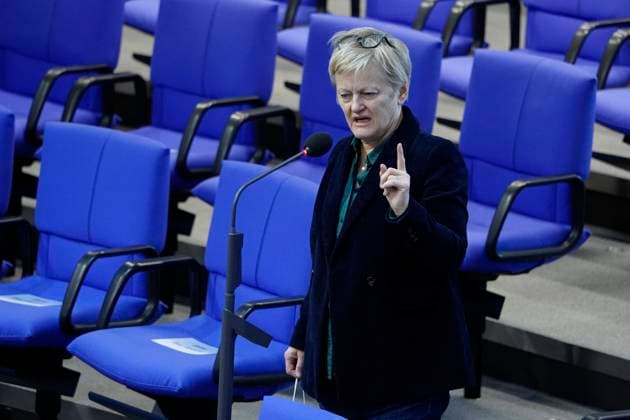 208. Sitzung und Debatte des Deutschen Bundestag in Berlin Aktuell, 10.02.2021, Berlin, Renate Kuenast im Portrait im Plenum bei der Debatte zum Thema Befragung der Bundesregierung mit Bundesministerin fuer Umwelt, Naturschutz und nukleare Sicherheit bei der 208. Sitzung des Deutschen Bundestag in Berlin Berlin Berlin Deutschland *** 208 Session and debate of the German Bundestag in Berlin Current, 10 02 2021, Berlin, Renate Kuenast in the portrait in the plenum during the debate on the topic questioning of the federal government with Federal Minister for the Environment, Nature Conservation and Nuclear Safety at the 208 Session of the German Bundestag in Berlin Berlin Germany