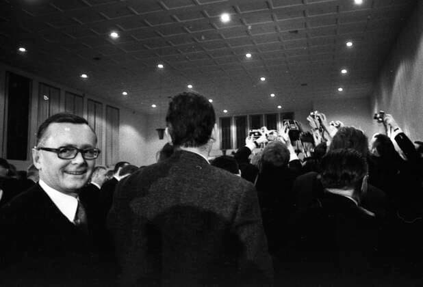 Die Bundesversammlung waehlte Gustav Heinemann ) SPD) 1969 DEU, Deutschland, Berlin: Die Bundesversammlung waehlte am 5.3.1969 in Berlin im dritten Wahlgang den neuen Bundespraesidenten Gustav Heinemann ) SPD) . Der CDU-Kandidat war Gerhard Schroeder ( CDU).Karl Schiller l. DEU, Germany, Berlin: The Federal Assembly elected the new Federal President Gustav Heinemann ( SPD ) in the third ballot on March 5, 1969 in Berlin. The CDU candidate was Gerhard Schroeder ( CDU ). *** The Federal Assembly elected Gustav Heinemann SPD 1969 DEU, Germany, Berlin The Federal Assembly elected the new Federal President Gustav Heinemann SPD in the third ballot on March 5, 1969 in Berlin The CDU candidate was Gerhard Schroeder CDU Karl Schiller l DEU, Germ