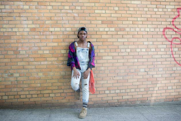 IMAGO Creative: Pride Month 2022, Engagement der Jugendlichen Young man in denim overalls posing on a brick wall model release HEX17017_TP_3216 Copyright: xTOBIASxPRASSEx