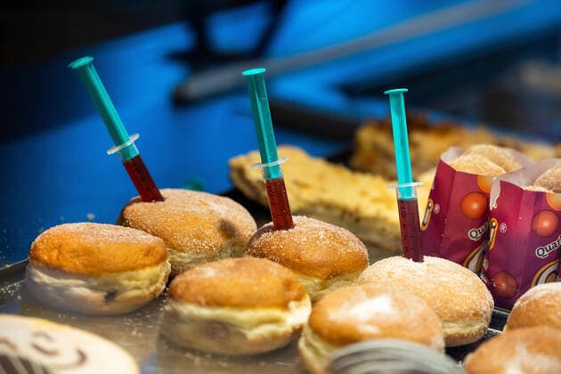 Bilder des Jahres 2021, News 02 Februar News Themen der Woche KW06 News Bilder des Tages Pfannkuchen mit leckerem Imfstoff Spritzen stecken in Pfannkuchen Berliner Krapfen in der Auslage einer Filiale der Meister Bäcker Scherf . Der Impfstoff ist Erdbeermarmelade und lässt mit dem Krapfen trotz Corona-Pandemie ein bisschen Karnevalsgefühl aufkommen. Ilmenau Thüringen DEUTSCHLAND *** Pancakes with delicious Imfstoff syringes stuck in pancakes Berlin Krapfen in the display of a branch of the master baker Scherf The vaccine is strawberry jam and lets with the Krapfen despite Corona pandemic a little carnival feeling Ilmenau Thuringia GERMANY