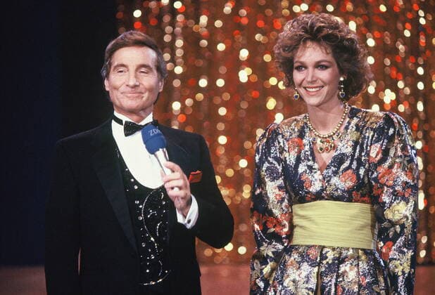 Freddy Quinn und Ramona Leiss bei einem Auftritt in Arena der Sensationen am 24.04.1991 *** Freddy Quinn and Ramona Leiss at a performance in Arena der Sensationen on 24 04 1991
