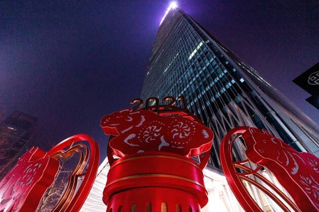 Bilder des Jahres 2021, News 02 Februar News Themen der Woche KW06 BEIJING, CHINA - FEBRUARY 11, 2021: Street decorations are pictured in Guomao Business District as China celebrates Chinese New Year 4719, the Year of the Ox. Artyom Ivanov TASS  TS0F6915
