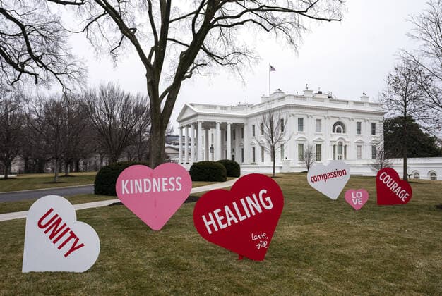 Bilder des Jahres 2021, News 02 Februar News Themen der Woche KW06 News Bilder des Tages First Lady Dr. Jill Biden had the North Lawn of the White House decorated for Valentine s Day, in Washington, DC on Friday, February 12, 2021.  WAP20210212301 KEVINxDIETSCH