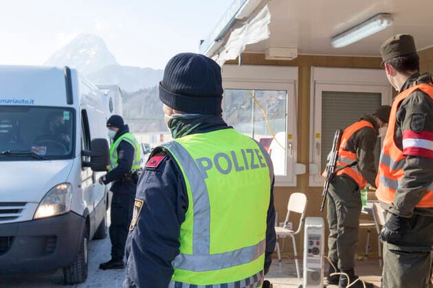 Bilder des Jahres 2021, News 02 Februar News Themen der Woche KW06 News Bilder des Tages AUT, 2021-02-12; REPORTAGE - BEGINN DER COVID-GRENZKONTROLLE ZU DEUTSCHLAND : KONTROLLE AUTOBAHNGRENZE KUFSTEI-KIEFERSFELDEN RICHTUNG BAYERN ; *** CAR, 2021 02 12 REPORTAGE START OF COVID BORDER CONTROL TO GERMANY CONTROL MOTORWAY BORDER KUFSTEI KIEFERSFELDEN DIRECTION BAVARIA