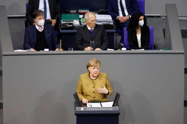 Wolfgang Schäuble und Angela Merkel in der 209. Sitzung des Deutschen Bundestages im Reichstagsgebäude. Berlin, 11.02.2021 *** Wolfgang Schäuble and Angela Merkel in the 209 session of the German Bundestag in the Reichstag building Berlin, 11 02 2021 Foto:xC.xHardtx xFuturexImage