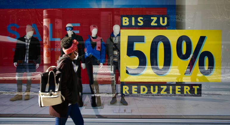 Discount battle in shop windows, Peek und Cloppenburg, SALE, price reductions, Corona crisis, Stuttgart, Baden Württemberg, Germany retail trade