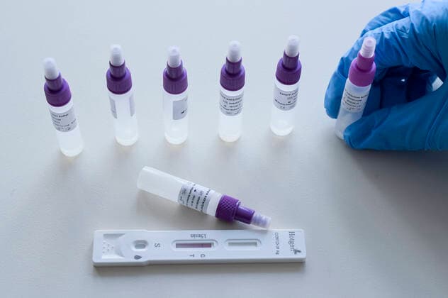 DEUTSCHLAND, Hamburg, Corona Pandemie, Pflegeheim fuer alte Menschen, Schnelltest PoC-Antigen fuer Besucher und Angehörige durch Bundeswehr Soldaten, Testkit der chinesischen Firma Beijing Hotgen Biotech Co. Hamburg Germany