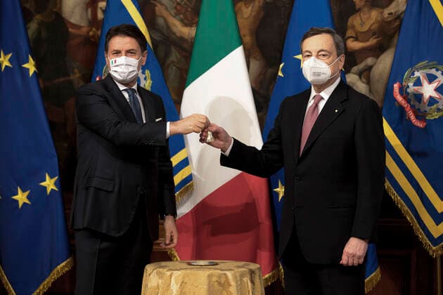 Bilder des Jahres 2021, News 02 Februar News Themen der Woche KW06 (210213) -- ROME, Feb. 13, 2021 -- Italian outgoing Prime Minister Giuseppe Conte (L) hands over the cabinet minister bell to new Prime Minister Mario Draghi at Palazzo Chigi in Rome, Italy, Feb. 13, 2021. The Italian government formed by newly-appointed Prime Minister Mario Draghi, who was also the former chief of the European Central Bank (ECB), was officially sworn in on Saturday. (Pool via Xinhua) ITALY-ROME-NEW PM-HANDOVER CEREMONY ChengxTingting 