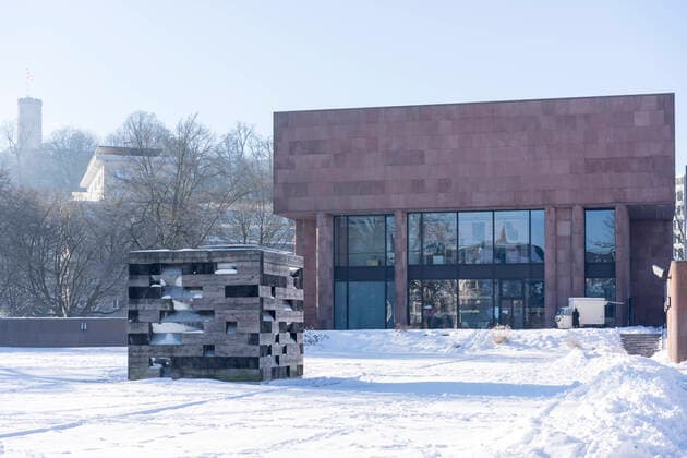 Architektur von Philip Johnson Kunsthalle im Kunsthallenpark in Bielefeld Kunsthalle nach Plänen des US-Architekten Philip Johnson im Kunsthallenpark in Bielefeld im Schnee, vorne das Holzhaus des japanischen Künstlers Sou Fujimoto Bielefeld art museum Kunsthalle, main building designed by Philip Johnson with the wooden house in front, designed by Japanese artist Sou Fujimoto , 13.2.2021 *** Kunsthalle in the Kunsthallenpark in Bielefeld Kunsthalle designed by the US architect Philip Johnson in the Kunsthallenpark in Bielefeld in the snow, in front the wooden house designed by Japanese artist Sou Fujimoto Bielefeld art museum Kunsthalle, main building designed by Philip Johnson with the wooden house in front, designed by Japanese artist Sou Fujimoto , 13 2 2021