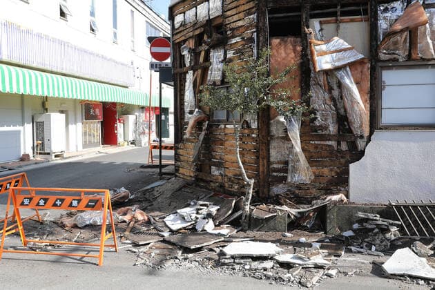 Bilder des Jahres 2021, News 02 Februar News Themen der Woche KW06 News Bilder des Tages (210214) -- FUKUSHIMA, Feb. 14, 2021 -- Photo taken on Feb. 14, 2021 shows a damaged building after an earthquake in Soma City, Fukushima Prefecture, Japan. At least 30 people were injured after an earthquake with a magnitude of 7.3 struck off Fukushima Prefecture in northeastern Japan late Saturday. ) JAPAN-FUKUSHIMA-EARTHQUAKE DuxXiaoyi 