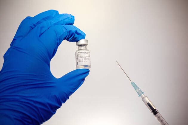 Duesseldorf, Germany 02 February 2021 An ampoule containing Pfizer BioNTechs Covid 19 vaccine is held in the left hand and the syringe with the vaccine drawn up Nordrhein Westfalen Copyright: xFotostandx xWundrigx