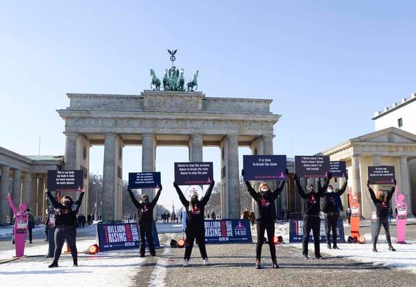 Bilder des Jahres 2021, News 02 Februar News Themen der Woche KW06 News Bilder des Tages 14 . 02 . 2021 , Berlin Mitte : One Billion Rising - Demonstration und Tanz am Brandenburger Tor gegen Gewalt an Mädchen und Frauen . live stream unter Corona - Bedingungen . Dance at home - digital and save ! *** 14 02 2021 , Berlin Mitte One Billion Rising demonstration and dance at the Brandenburg Gate against violence against girls and women live stream under Corona conditions Dance at home digital and save