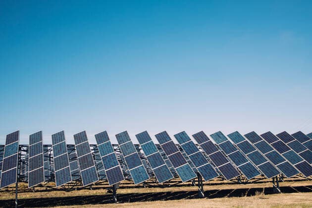 IMAGO Nature: Unsere Erde, Energiequellen, Photovoltaik Modern solar panels installed in field against cloudless blue sky in photovoltaic power station Copyright: xRamonxLopezx Model Released