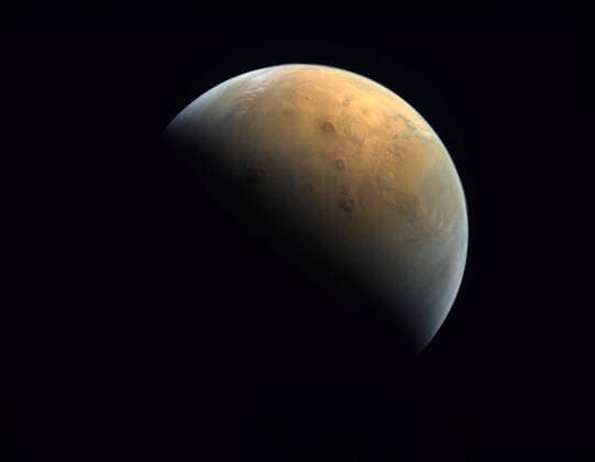 Bilder des Jahres 2021, News 02 Februar News Themen der Woche KW06 News Bilder des Tages Released on February 14, 2021, this photo of Mars taken 25,000 km above the Red Planet s surface was captured by the United Arab Emirates Hope Probe. Our space mission carries a message of hope and confidence in Arab youth, Sheikh Mohammed bin Rashid Al Maktoum, Vice President and Prime Minister of the United Arab Emirates (UAE), and ruler of the Emirate of Dubai said in a statement.  WAX2021021401 UAExSPACExAGENCY