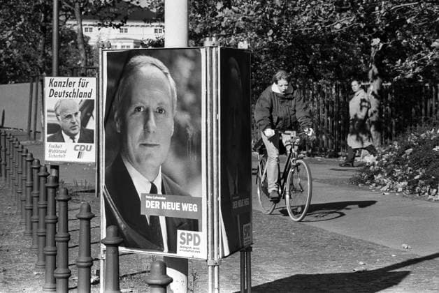 Archivbilder der Woche KW07 Deutschland, Bonn 23.10.1990. Archiv-Nr.: 21-03-27 Bundestagswahl Foto: Plakate von Oskar Lafontaine und Helmut Kohl Bundestagswahl *** Germany, Bonn 23 10 1990 archive no 21 03 27 Bundestag election photo posters of Oskar Lafontaine and Helmut Kohl Bundestag election