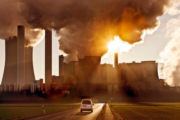 IMAGO Nature: Unsere Erde, Energiequellen, Kohlekraftwerke IMAGO Nature: Unsere Erde, Umweltverträgliche Herausforderungen, Kohlendioxid Das mit Braunkohle betriebene Kraftwerk Niederaussem bei Sonnenaufgang, Deutschland, Nordrhein-Westfalen, Bergheim The Niederaussem lignite-fired power station at sunrise, Germany, North Rhine-Westphalia, Bergheim BLWS638190 *** The Niederaussem lignite fired power station at sunrise, Germany, North Rhine Westphalia, Bergheim BLWS638190 Copyright: xblickwinkel S.xZiesex
