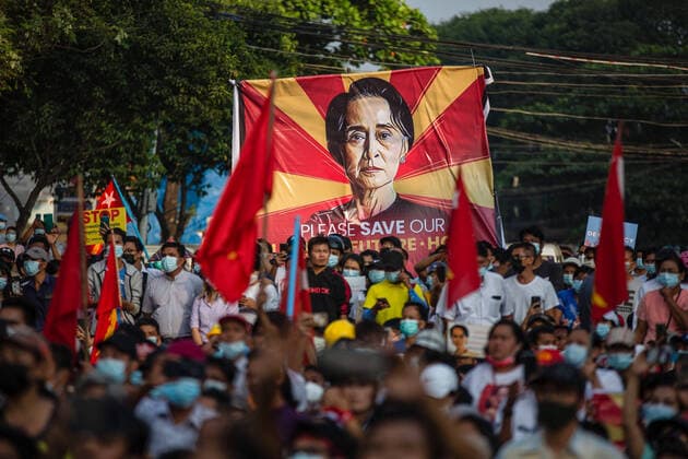 Bilder des Jahres 2021, News 02 Februar News Themen der Woche KW07 News Bilder des Tages February 15, 2021, Yangon, Myanmar: View of a large banner with a picture of Aung San Suu Kyi in front of the Central Bank building during the demonstration..Myanmar military arrived this morning at Bank Avenue Road in Thingangyun to put pressure on the Central Bank who joined the Civil Disobdience Movement (CDM) against the military coup. Protesters turned out in force despite the military presence. Myanmar s military detained State Counsellor of Myanmar Aung San Suu Kyi on February 01, 2021 and declared a state of emergency while seizing the power in the country for a year after losing the election against the National League for Democracy Yangon Myanmar - ZUMAs197 20210215_zaa_s197_032 Copyright: xAungxKyawxHtetx
