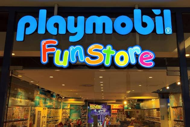 Playmobil ist ein System-Spielzeug und eine Marke der deutschen geobra Brandstaetter Stiftung und Co KG mit Sitz in Zirndorf bei Nuernberg. Hauptelement ist eine 7,5 cm grosse, menschenaehnliche Spielfigur aus Kunststoff. Daneben gibt es seit 1981 auch 5,5 cm grosse Figuren, die Kinder darstellen. Die Markteinfuehrung erfolgte 1974 mit den ersten Figuren Ritter, Indianer und Bauarbeiter. Erfinder von Playmobil ist der Mustermacher und damalige Chefentwickler Hans Beck, der die Idee eines neuen Spielsystems auf Wunsch von Firmeneigentuemer Horst Brandstaetter realisierte. Der Markenname Playmobil geht ebenfalls auf Hans Beck und Horst Brandstaetter zurueck. Der charakteristische blaue Schriftzug wurde von dem Kuenstler und Grafikdesigner Ra