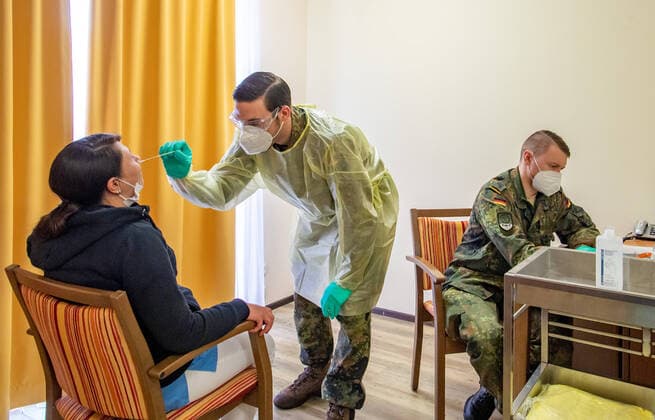 In a senior citizens residence in Achim, soldiers of the German Armed Forces perform Corona Antigen rapid tests PHOTO C Björn Hake, Achim Germany Copyright: xBjörnxHakex
