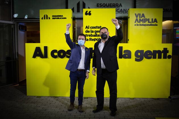 Bilder des Jahres 2021, News 02 Februar News Themen der Woche KW07 News Bilder des Tages ERC candidate for the presidency of the Generalitat of Catalonia and acting vice president, Pere AragonÃ s (i); next to the leader of ERC and former vice president of the Government, Oriol Junqueras, greet in the vicinity of the headquarters of his party after learning that his party managed to win the elections again 22 years later in votes and has tied in number of seats with ERC, with 98.72% of the vote counted, in Barcelona, Catalonia, (Spain), on February 15, 2021. 15 FEBRUARY 2021;ERC;ELECTIONS;JUNQUERAS;ARAGONES;TIE;COVID;CATALANS David Zorrakino LagenciaEP 02 15 2021 Barcelona, (Catalonia) Barcelona, (Catalonia) Spain Copyright: xDavidxZorrakinox 3563686