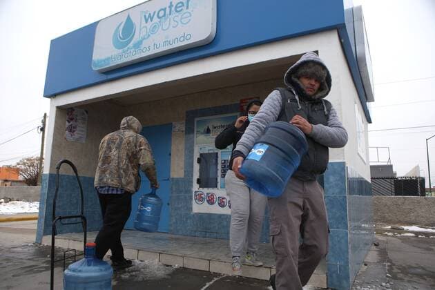 Inhabitants of a marginalized neighborhood remain without electricity and water due to a fault due to low temperatures that left nearly five million people without electricity in five northern states of Mexico, on the border of Ciudad Juarez, in the state of Chihuahua, Mexico, 15 February 2021. EFE Luis Torres A cold fault leaves 5 million people without power in northern Mexico !ACHTUNG: NUR REDAKTIONELLE NUTZUNG!  Copyright: xLuisxTorresx MEX5143 20210216-637490322370947349