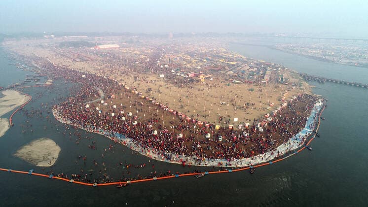 Bilder des Jahres 2021, News 02 Februar News Themen der Woche KW07 News Bilder des Tages February 16, 2021, Prayagraj, Uttar Pradesh, India: Prayagraj: Devotee gather at Sangam to take holy dip on the occasion of Basant Panchami Festival during the ongoing Magh Mela Festival in Prayagraj on Tuesday, February 16, 2021. Prayagraj India - ZUMAv115 20210216_zap_v115_017 Copyright: xPrabhatxKumarxVermax