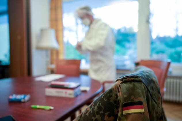 DEUTSCHLAND, Hamburg, Corona Pandemie, Pflegeheim fuer alte Menschen, Schnelltest PoC-Antigen fuer Mitarbeiter, Besucher und Angehörige durch Bundeswehr Soldaten Hamburg Germany