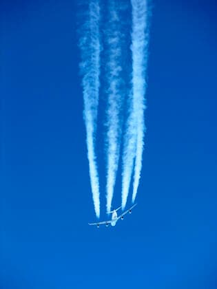 Lufthansa Airbus in flight Long-haul Airbus in cruise flight with contrails, beginning of a left turn, 01 06 2004 Transport Transport Aviation