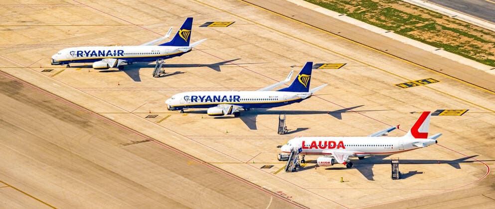 Aerial view, aircraft at rest, travel restrictions, Aeropuerto de Palma de Mallorca, Palma de Mallorca Airport, runway and landing strip, Ryanair aircraft, Lauda Air aircraft, Palma, Mallorca, Balearic Islands, Spain ATTENTIONxMINESTHONORARx60xEURO