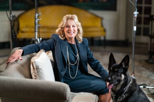 Washington, die Hunde von US-Präsident Biden müssen das Weiße Haus verlassen - Archivbilder February 3, 2021 - Washington, District of Columbia, U.S. - First Lady Dr. Jill Biden and the Biden family dog Major prepare to tape a video segment with President Joe Biden for Super Bowl LV Wednesday, Feb. 3, 2021, in the Diplomatic Reception Room of the . Washington U.S. - ZUMAz03_ 20210203_sha_z03_031 Copyright: xWhitexHousex