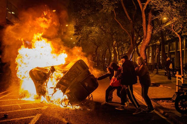 Bilder des Jahres 2021, News 02 Februar News Themen der Woche KW07 News Bilder des Tages February 16, 2021, Barcelona, Spain: Protesters are seen displacing a barricade of burning garbage containers during the demonstration..Following the arrest and imprisonment of rapper Pablo Hasel accused of exalting terrorism and insults to the crown in the lyrics of his songs, more than a thousand people have demonstrated in Barcelona to demand the freedom of Pablo Hasel. Barcelona Spain - ZUMAs197 20210216_zaa_s197_115 Copyright: xPacoxFreirex