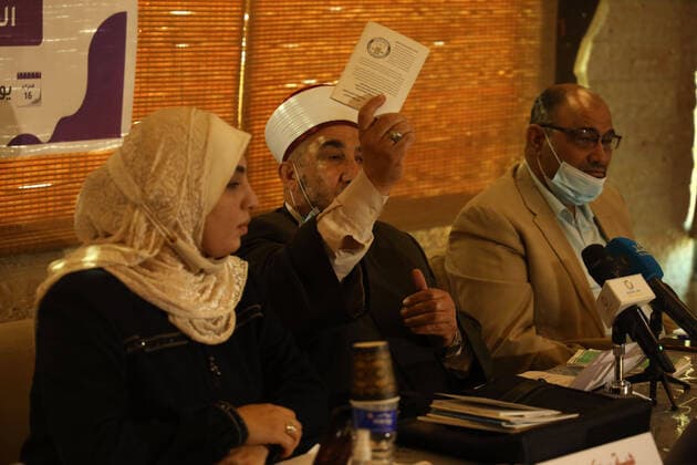 Bilder des Jahres 2021, News 02 Februar News Themen der Woche KW07 News Bilder des Tages February 16, 2021, Gaza city, Gaza Strip, Palestinian Territory: Palestinians attend a workshop decision by the Sharia Judicial Council banning women from movement in and out of the Gaza Strip without the permission of her guardian, which would usually refer to her father or another older male relative, in front of the council, in Gaza City, Tuesday, Feb. 16, 2021. Arabic on signs in part reads, Banning women from travel is a violation of the Basic Law, Women are not minors, Yes for the rule of law Gaza city Palestinian Territory - ZUMAap3_ 20210216_zaf_ap3_156 Copyright: xOsamaxBabax