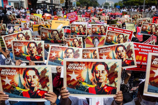 Myanmar, Proteste in Rangun February 17, 2021, Yangon, Myanmar: Protesters are seen holding placards with Aung San Suu Kyi s portraits during the military coup protest..A massive crowd took to the streets blocking Sule Pagoda Road, a major road in Yangon to protest against the military coup and demand the release of Aung San Suu Kyi. Myanmar s military detained State Counsellor of Myanmar Aung San Suu Kyi on February 01, 2021 and declared a state of emergency while seizing the power in the country for a year after losing the election against the National League for Democracy Yangon Myanmar - ZUMAs197 20210217_zaa_s197_030 Copyright: xAungxKyawxHtetx