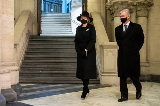 Bilder des Jahres 2021, Entertainment 02 Februar Entertainment Themen der Woche KW07 Entertainment Bilder des Tages Belgisches Königspaar besucht die Königliche Krypta van Laeken in der Liebfrauenkirche in Brüssel Queen Mathilde of Belgium and King Philippe - Filip of Belgium pictured at a visit to the the Royal Crypt in the church Notre-Dame de Laeken Onze-Lieve-Vrouwkerk van Laken in Brussels, Wednesday 17 February 2021.  POOLxDANNYxGYS 2646360