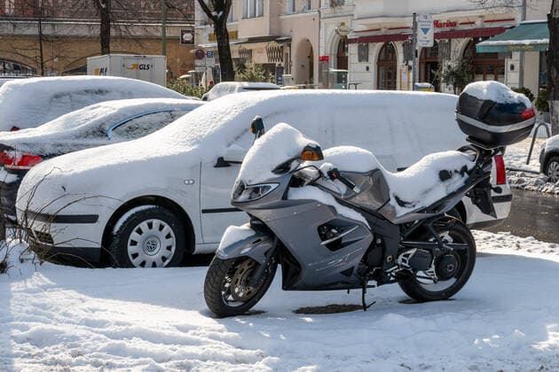 10.02.2021,Berlin,Deutschland,GER,ein mit Schnee bedecktes Motorrad. *** 10 02 2021,Berlin,Germany,GER,a motorcycle covered with snow